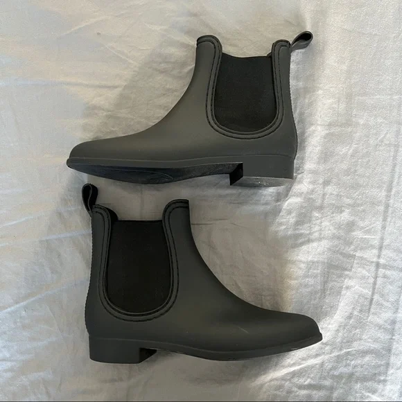 Report Shoes Euc Report Slicker Chelsea Rain Booties Matte